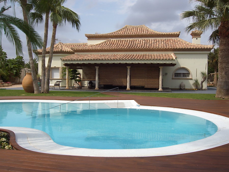 Piscina y porche