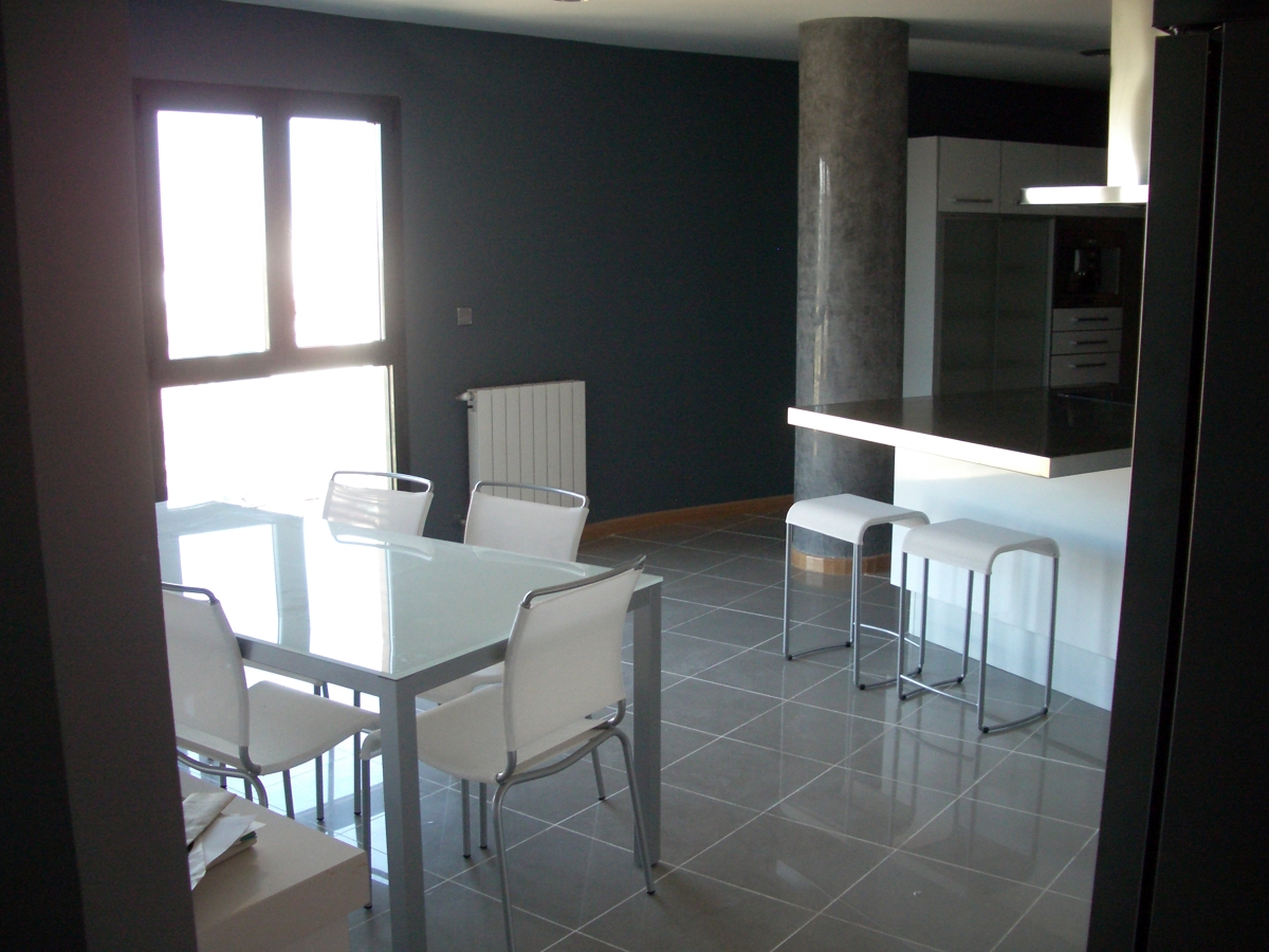 stucco gris en columna