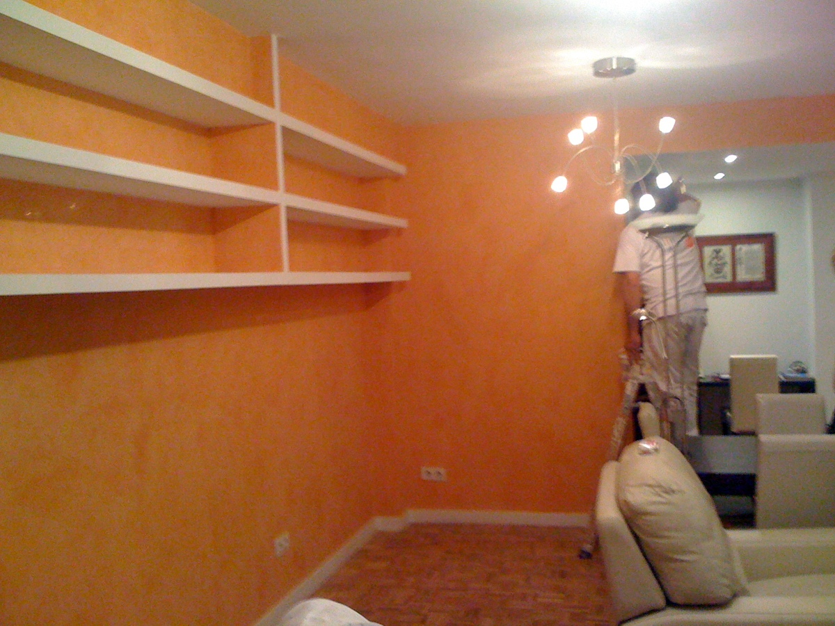 Stucco naranja en vivienda