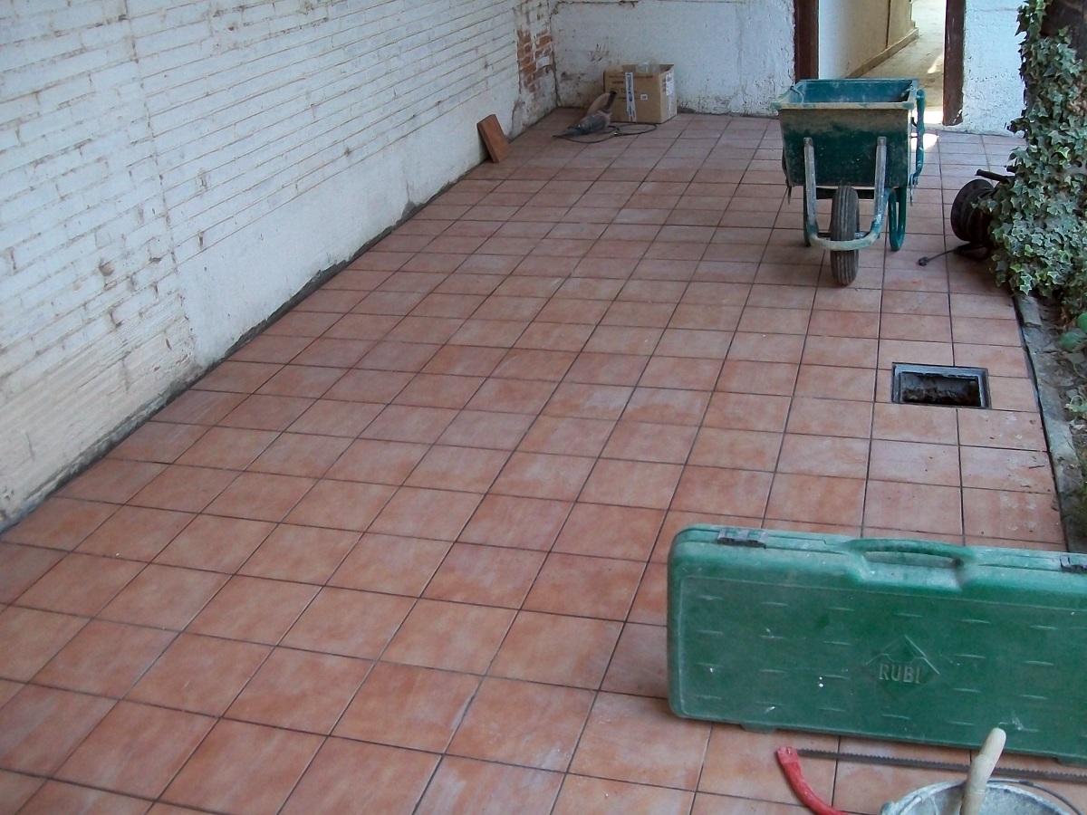suelo de plaqueta en patio de casa vieja