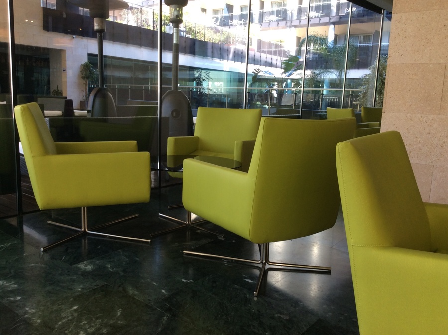 Tapizado de butacas en lobby de Hotel ****