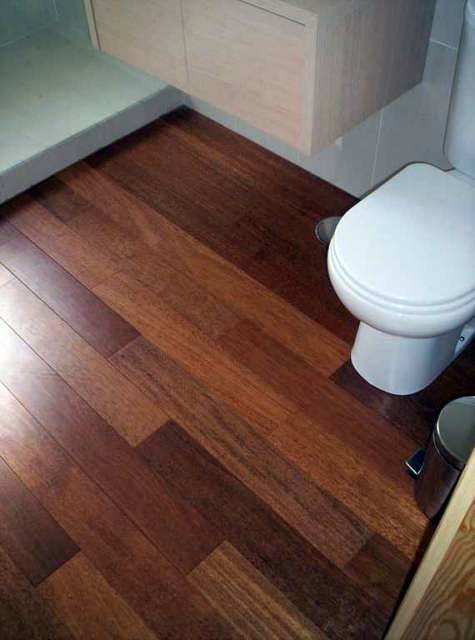 Tarima maciza Merbau en baños.