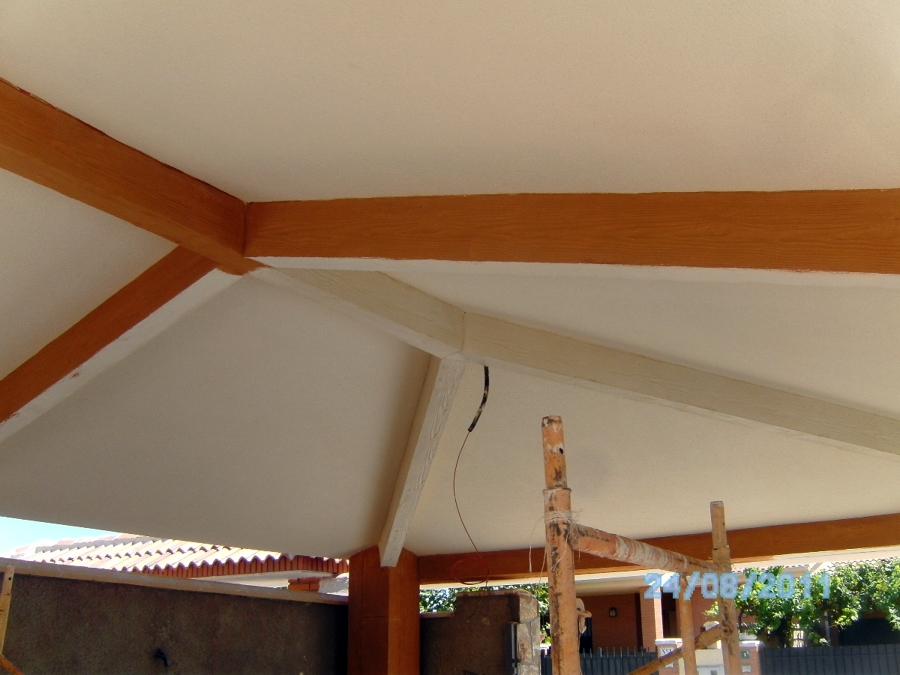 Techo de garaje imitación vigas de madera