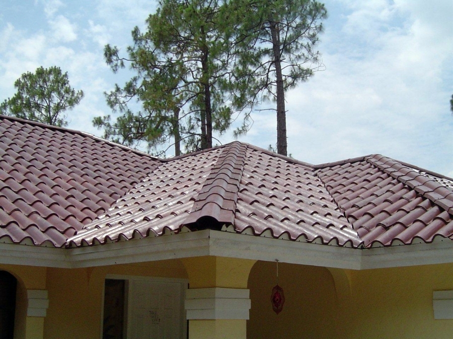 Teja de plástico compatible con diversas geometrías