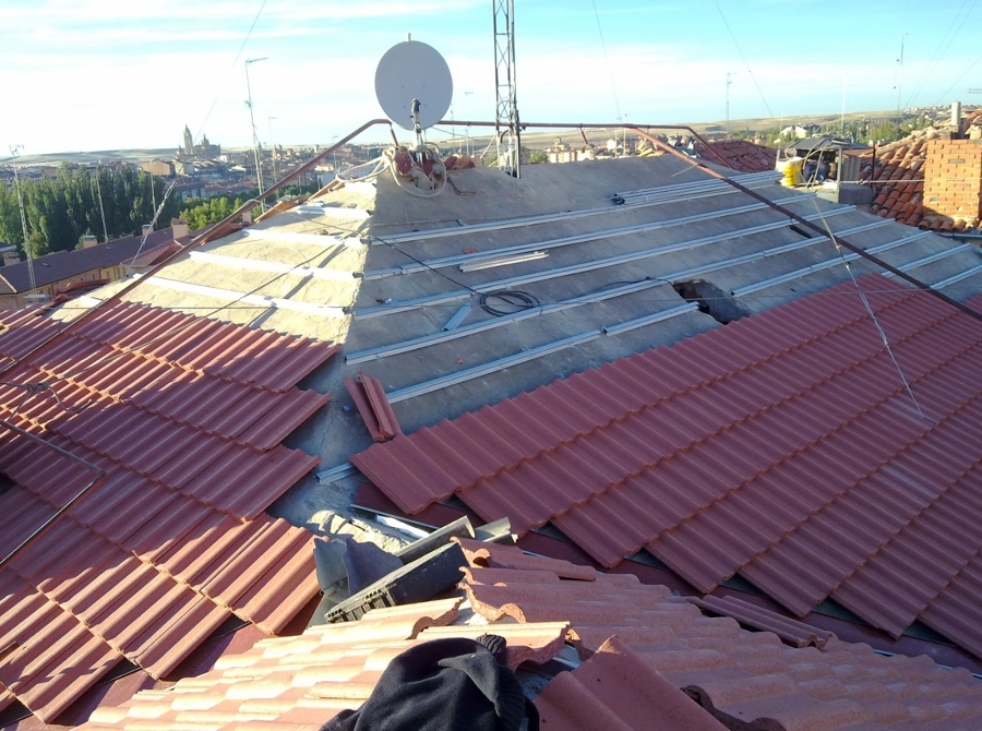 Renovacion integra de tejado con cubierta de Panel Sándwich y teja imitación cerámica