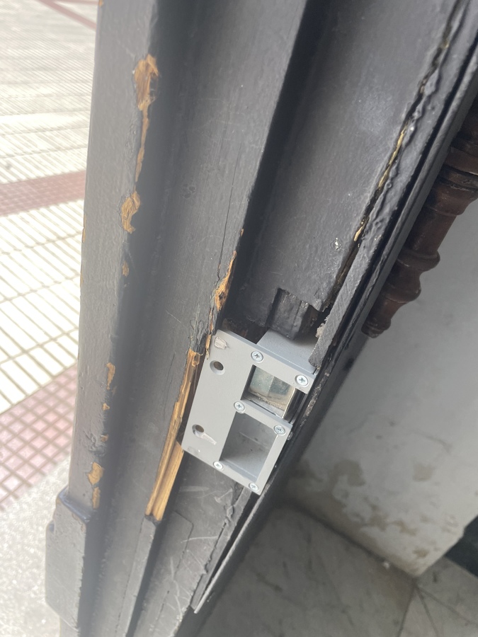 Cerradero eléctrico para cerradura Yale