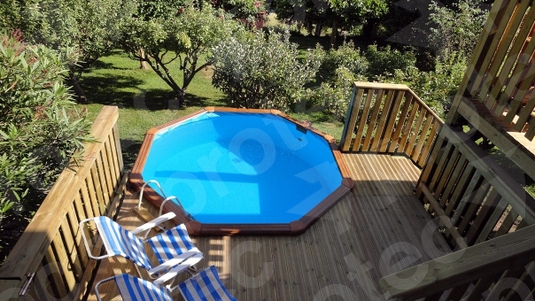 Terraza de madera con piscina