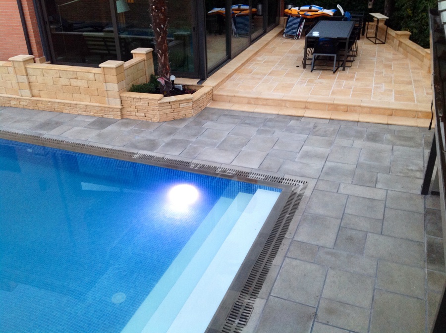 Terraza y piscina