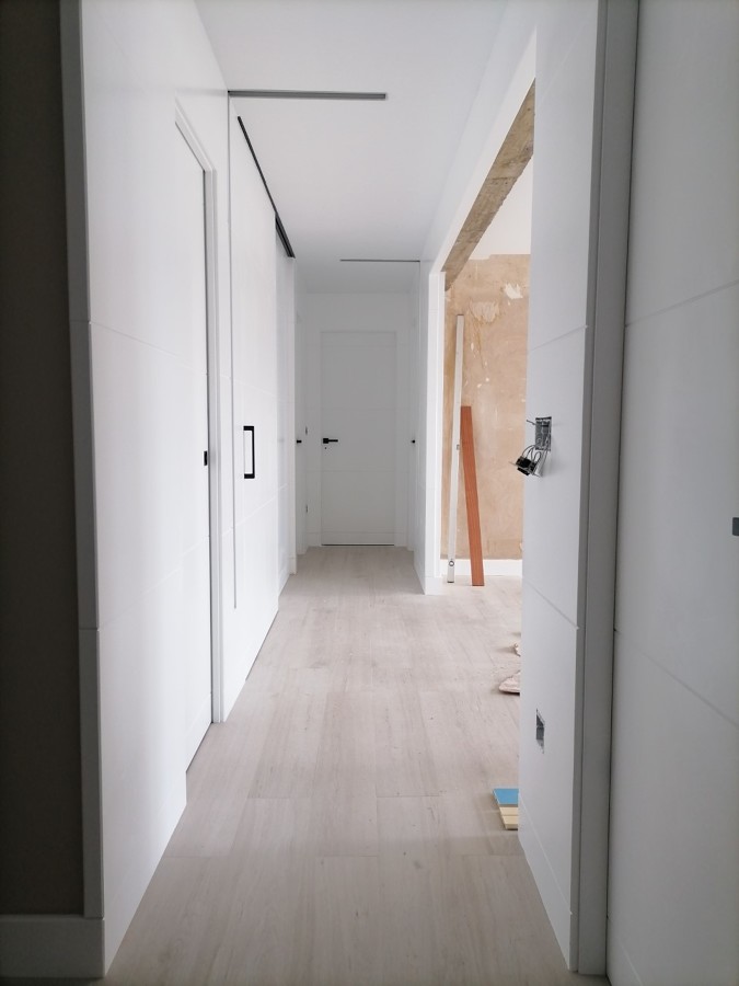 PASILLO PANELADO MADERA