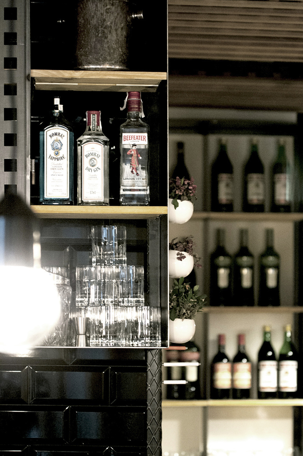 Estantería Bar Farigola.