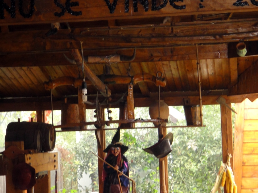 Útiles y enseres de madera rústica restaurados