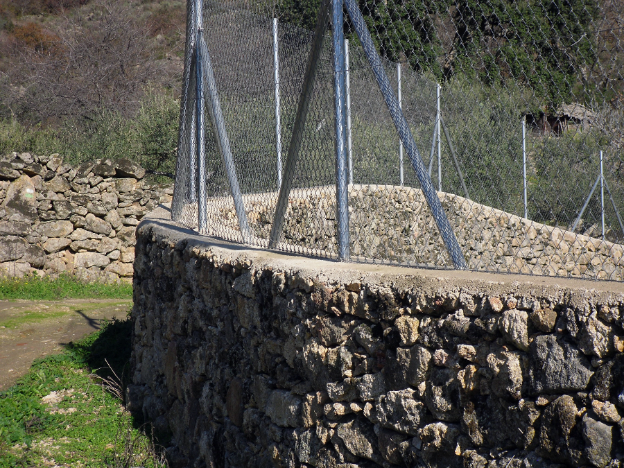 vallado de piedra y maya