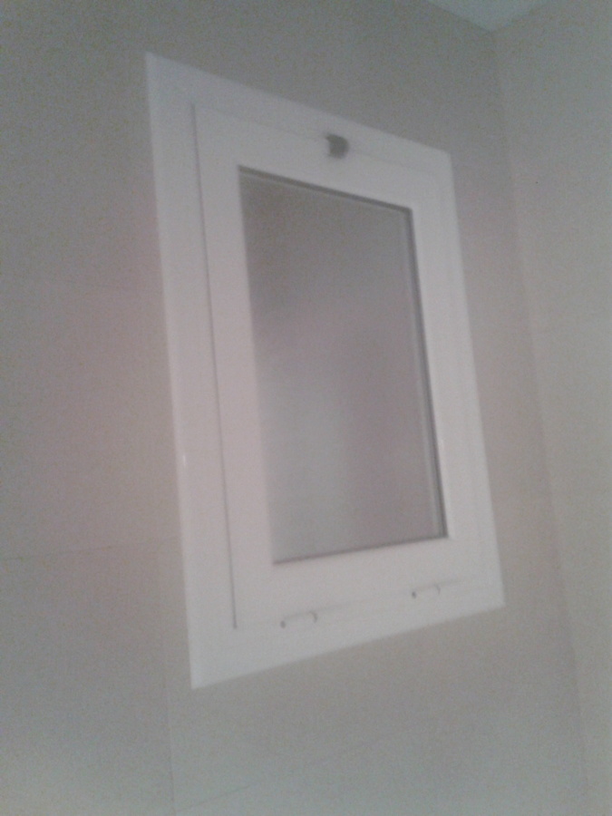 VENTANA BASCULANTE VIDRIO MATE CAMARA
