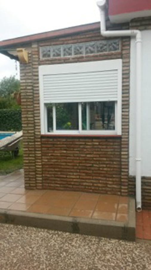 ventana en ladrillo visto