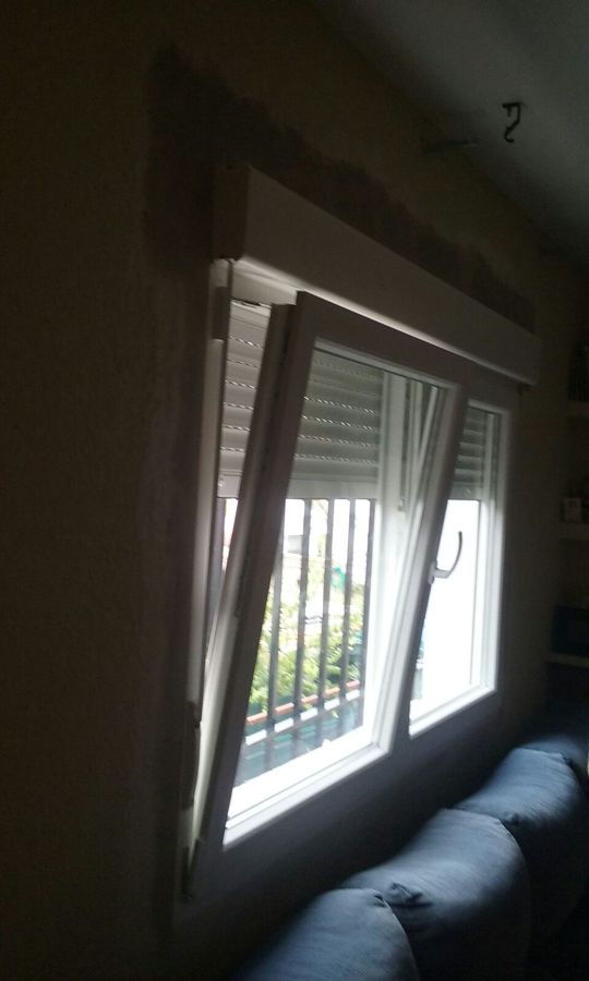 OSCILO EN VENTANA PVC