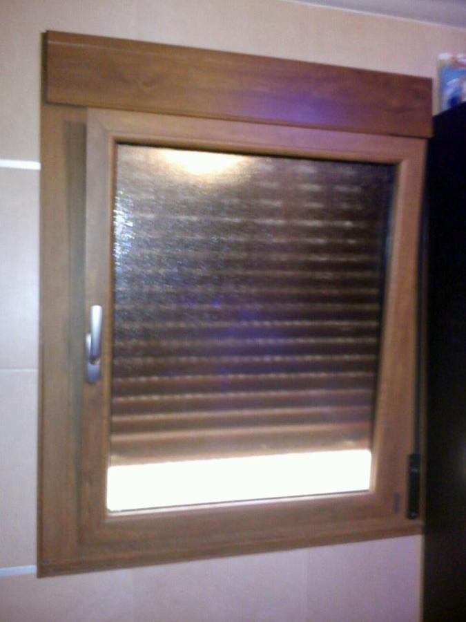 Ventana oscilobatiente de 1 hoja aluminio lacado madera