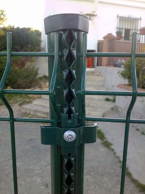 VERJA PLEGADA CON POSTES REDONDOS