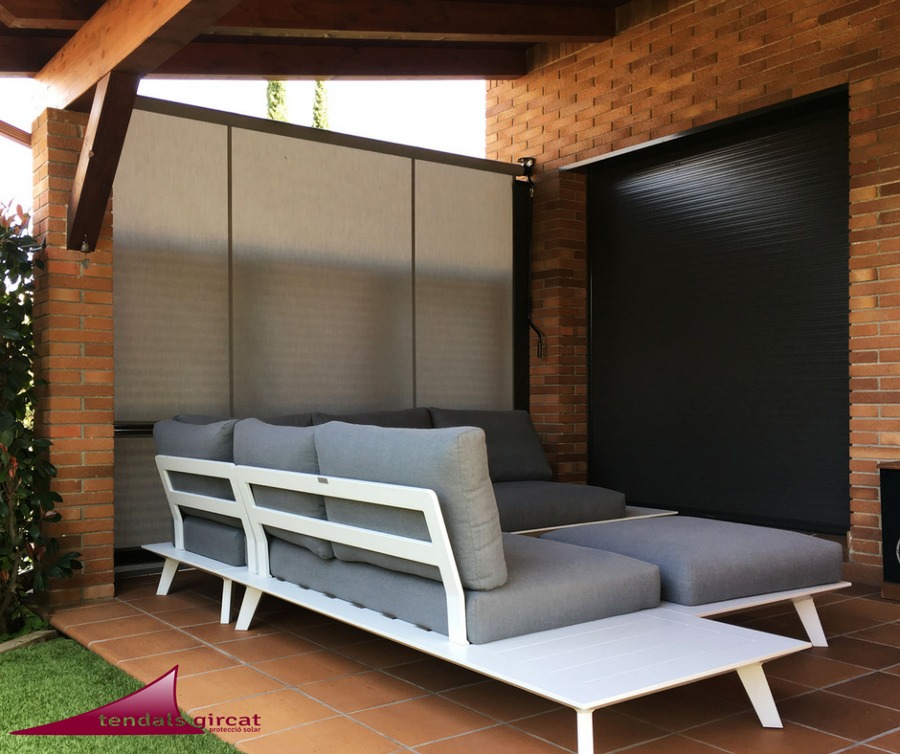 Cierre lateral con pérgola de madera
