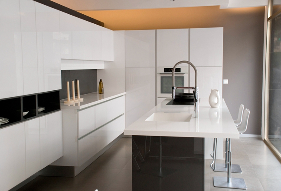 Visión general de cocina con mueble de Arrital e isla de Corian