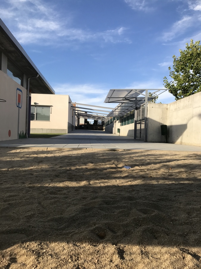 FORMACION DE PERGOLA CON ESTRUCTURA DE ALUMINIO EN EL COLEGIO QUERCUS