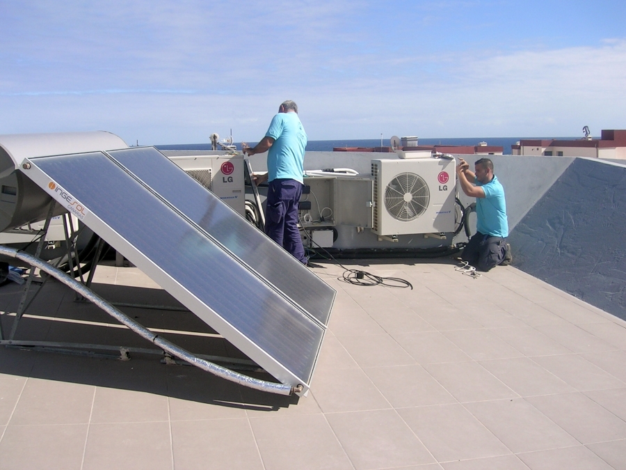 Vivienda con aire acondicionado y placas solares.