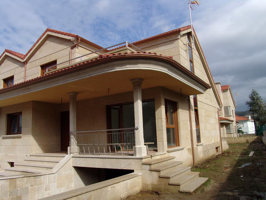 VIVIENDA EN NOALLA