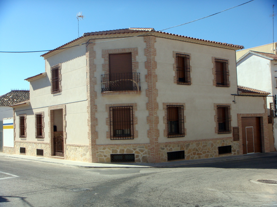 VIVIENDA UNIFAMILIAR CON SEMISÓTANO