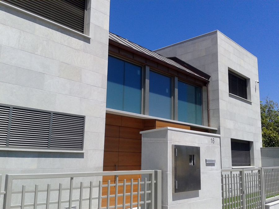 VIVIENDA UNIFAMILIAR: FACHADA PRINCIPAL