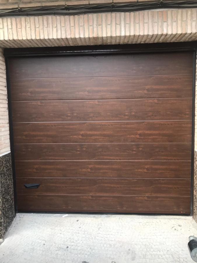 PUERTA SECCIONAL COLOR MADERA