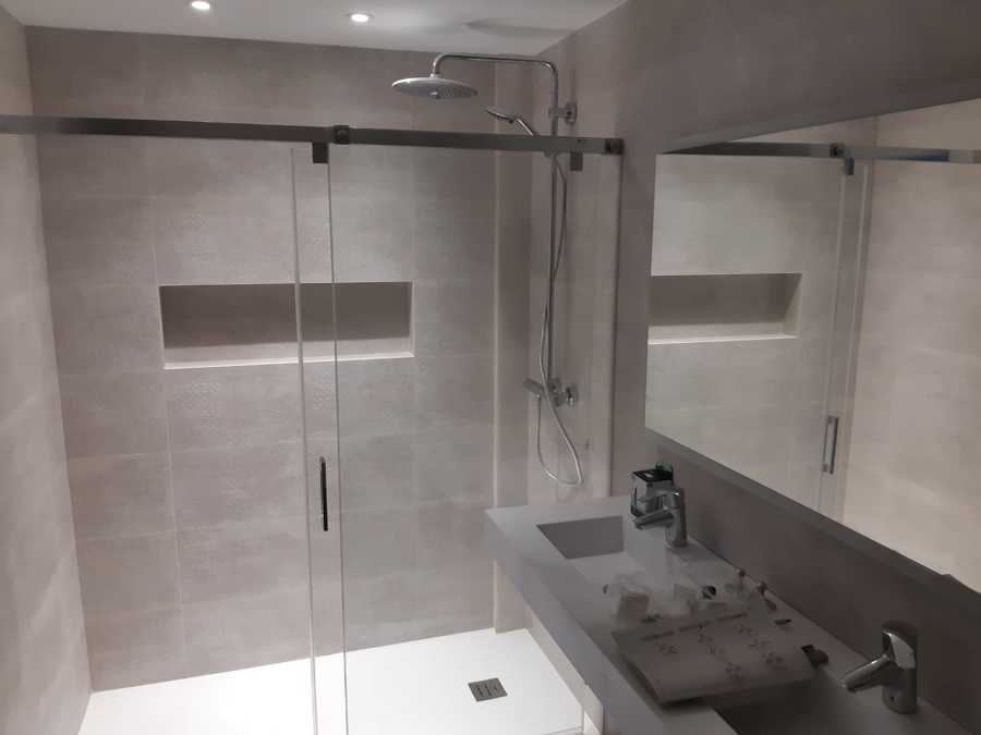 Baño Moderno iluminado