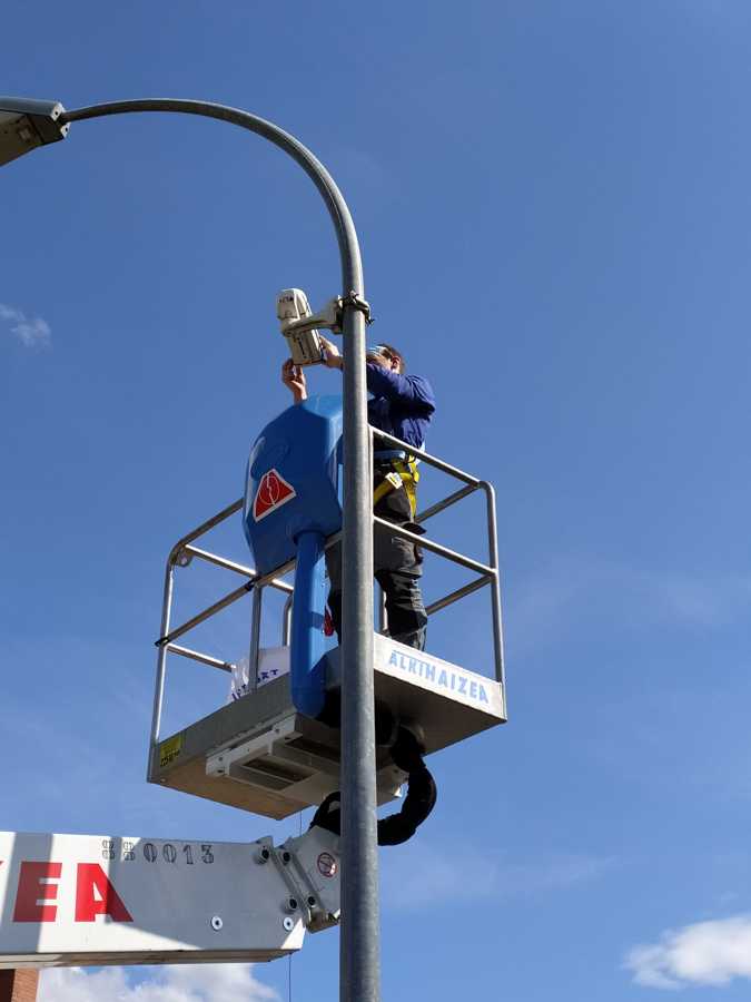 Reparando cámara en poste