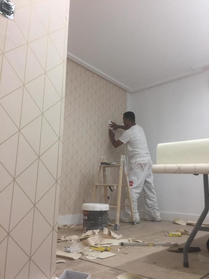 Colocación de papel decorativo
