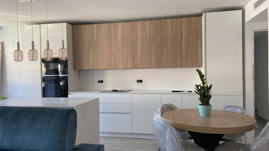 Cocina minimalista madera y piedra