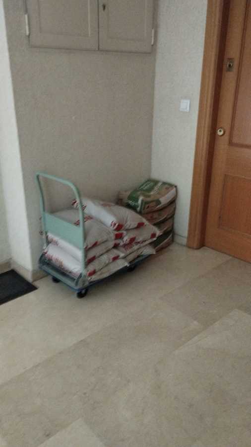 Acopio de material frente a vivienda