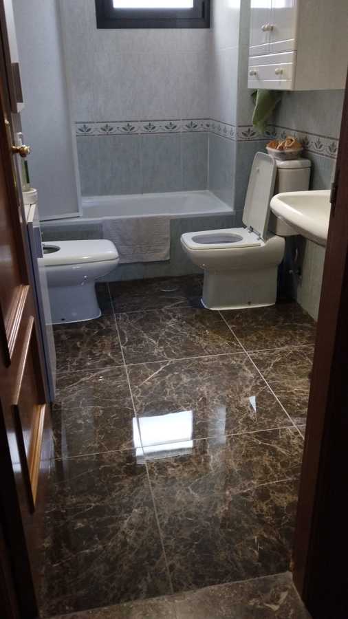 Colocación Suelo Porcelánico en Baño
