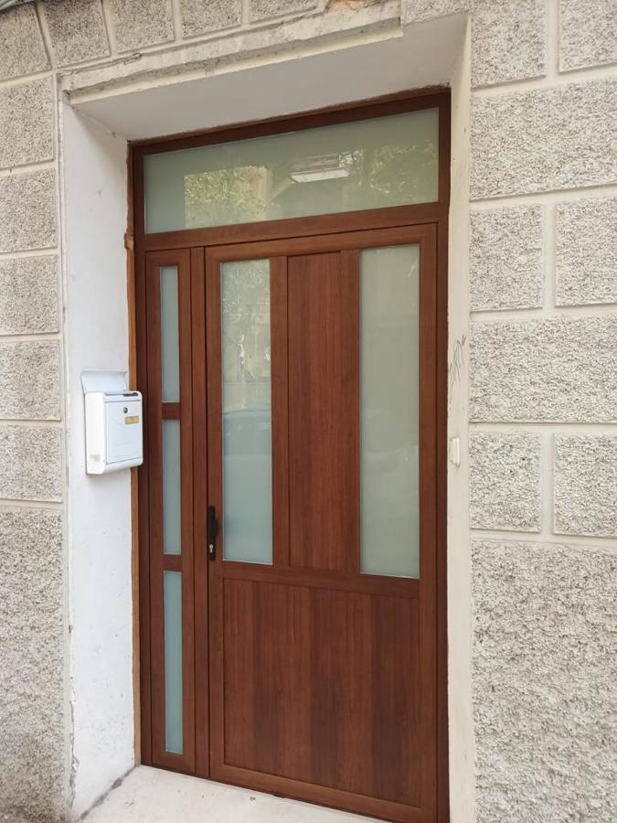 Puerta de entrada imitación madera