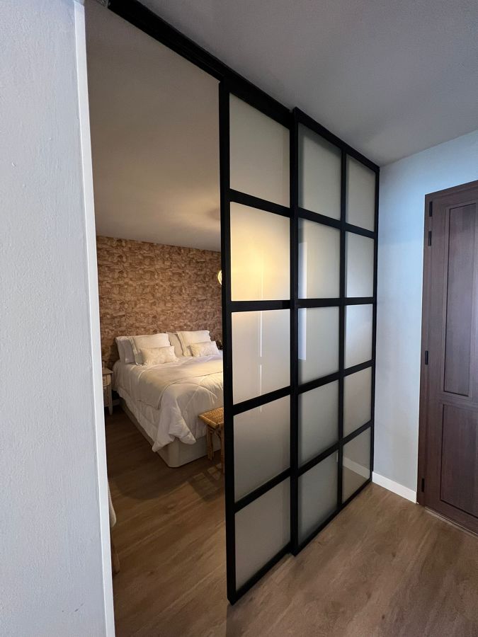 Corredera de diseño aluminio negro y cristal opaco
