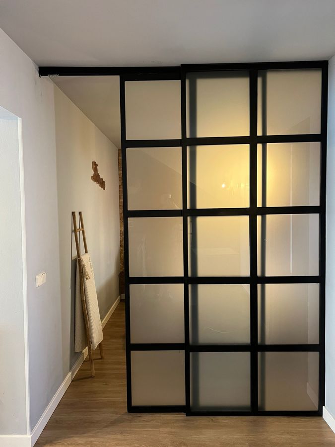 Corredera de diseño aluminio negro y cristal opaco