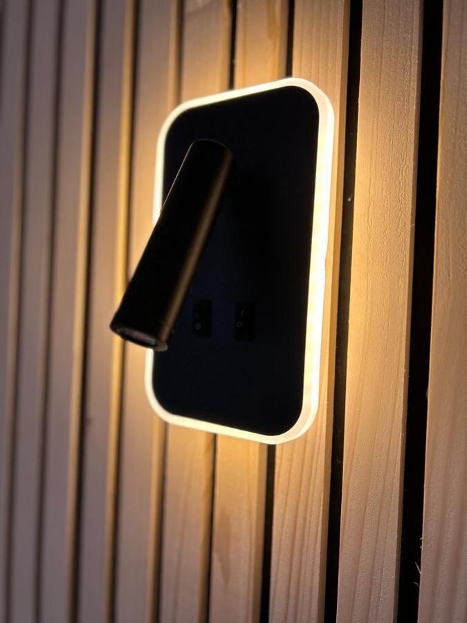 Luz de mesita con palilleria de madera