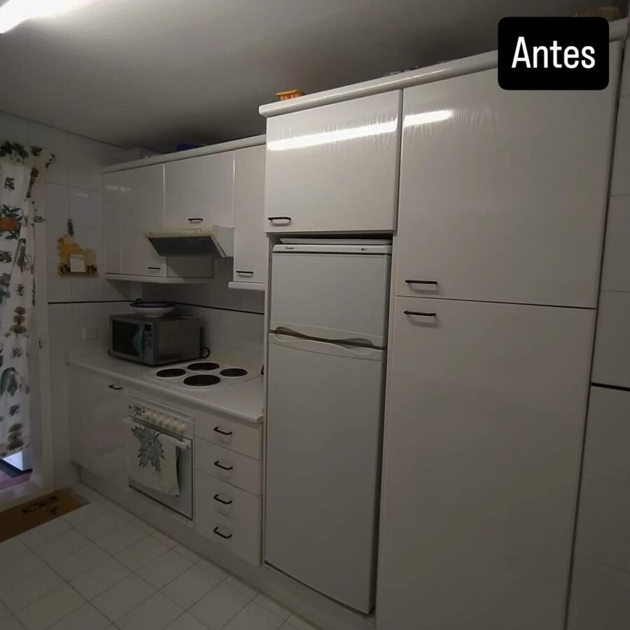 Antes de reforma: Cocina Antigua con Distribución y Acabados Obsoletos sin iluminacion