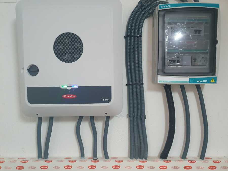 Inversor Fronius con sistema backup y armario de protecciones