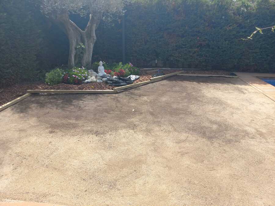 Instalación césped artificial y construcción de zona ajardinada
