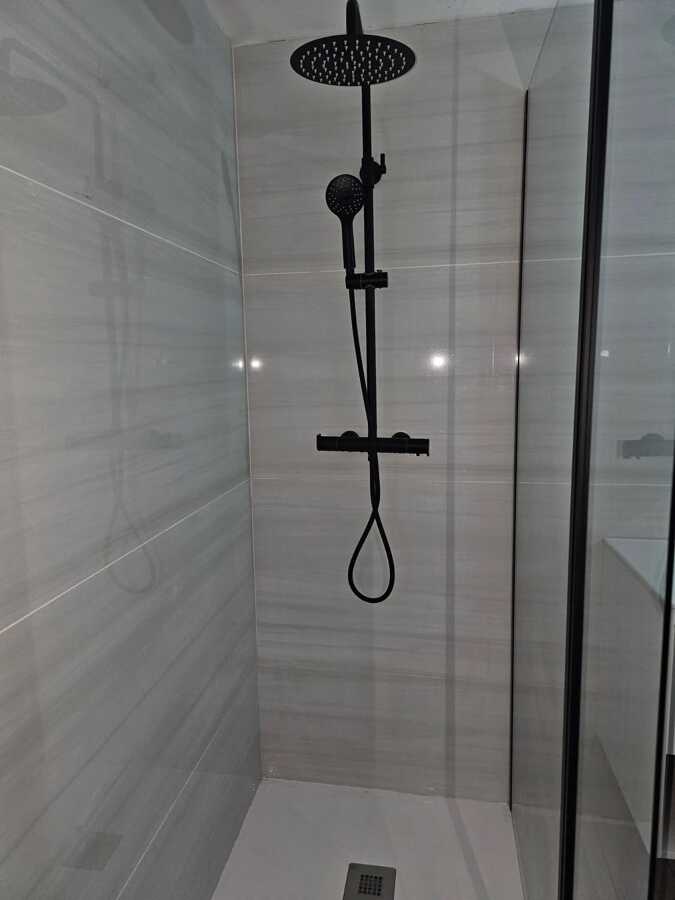 baño con mampara