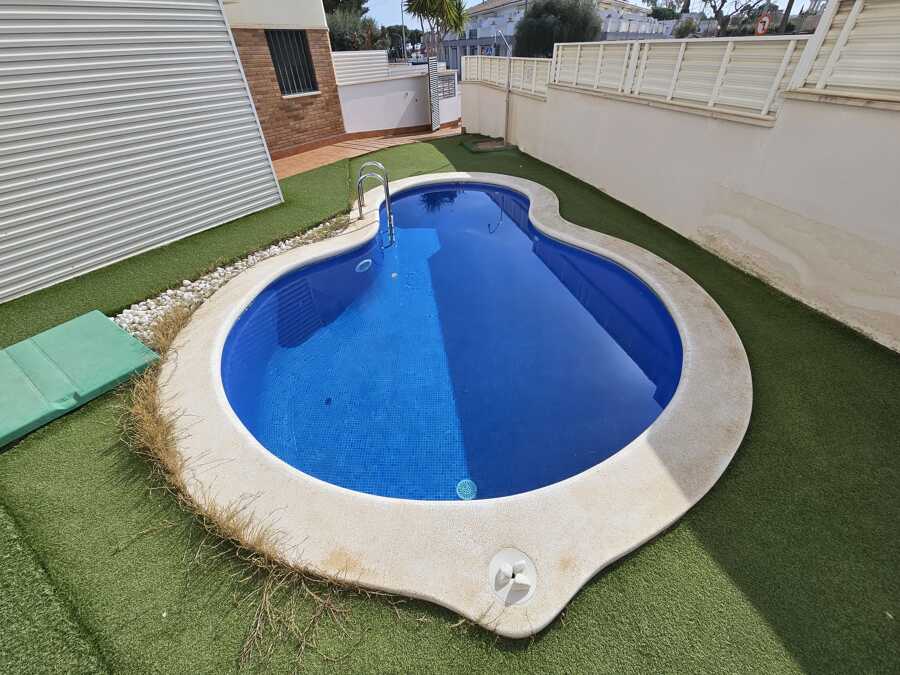 Limpieza y control de piscina comunitaria