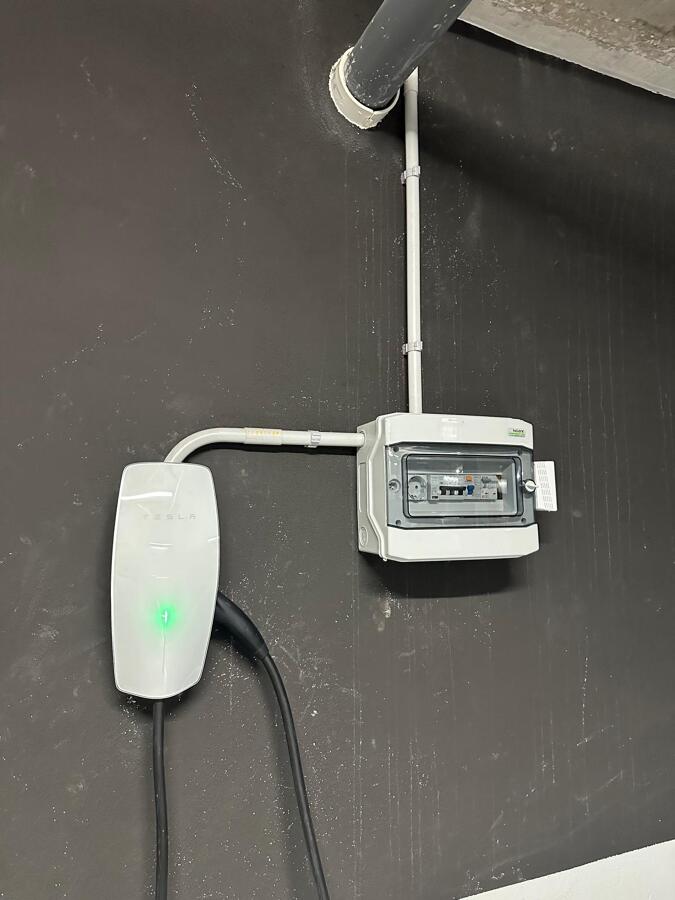 Cargador de vehículo eléctrico con protecciones