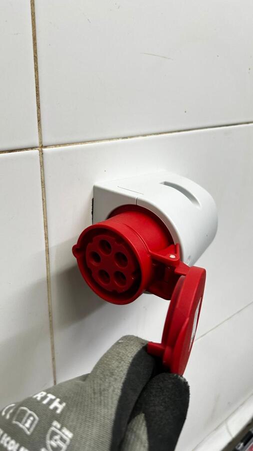 Instalacion de tomas cetac para hornos en restaurante