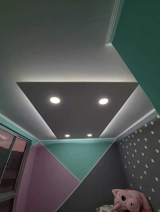 Cielo raso moderno con iluminación LED indirecta