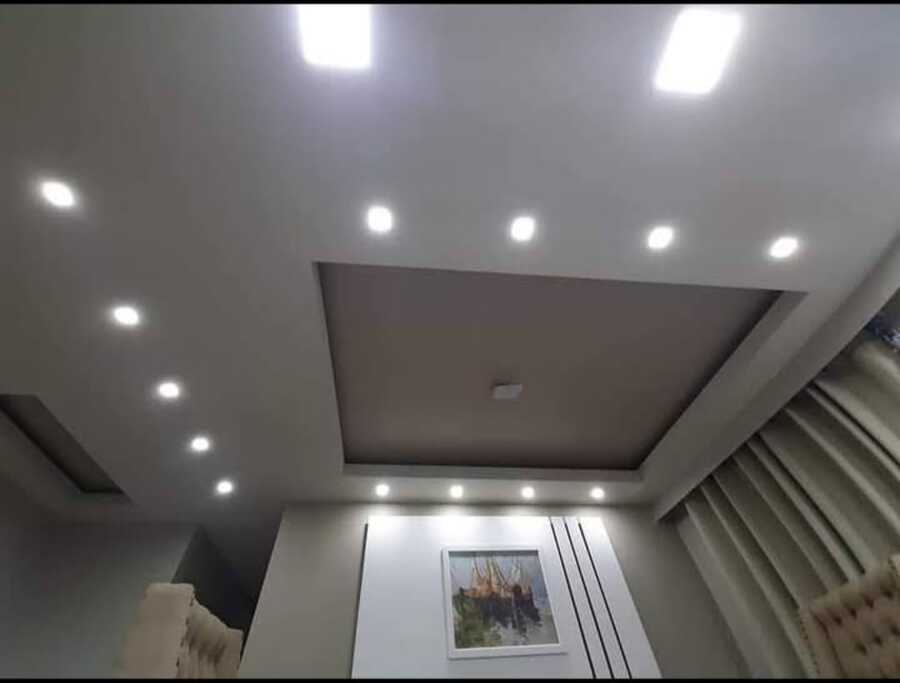 Diseño moderno de cielo raso con iluminación LED empotrada