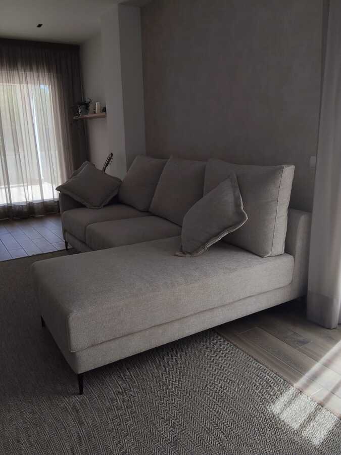 Decoración salón en MoralzarzalChaiselongue sin brazo