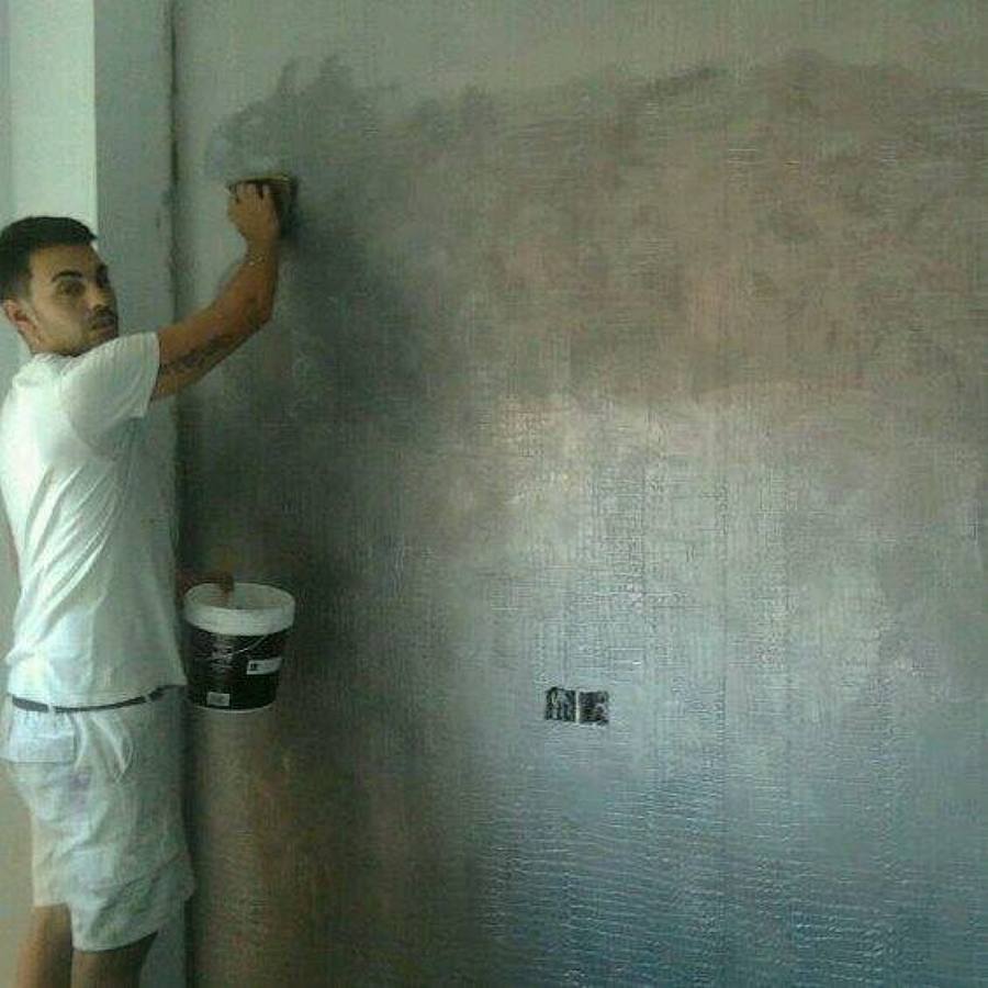 yo aplicando veladura sobre efecto piel de cocodrilo ultima moda